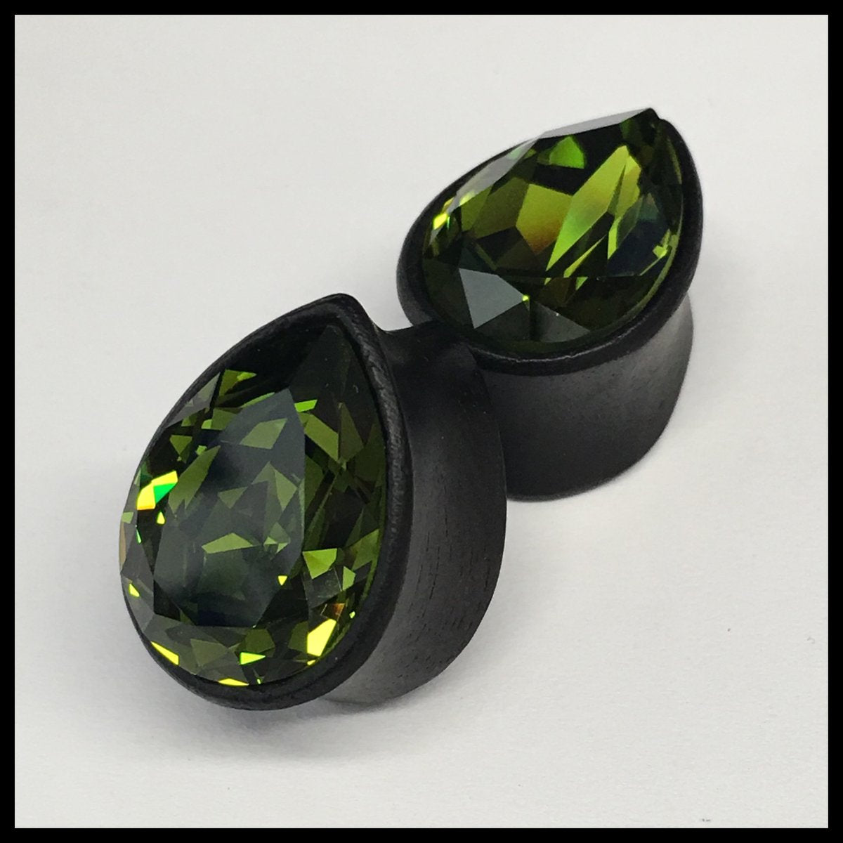 Ebony Med Swarovski Olivine Teardrop Plugs