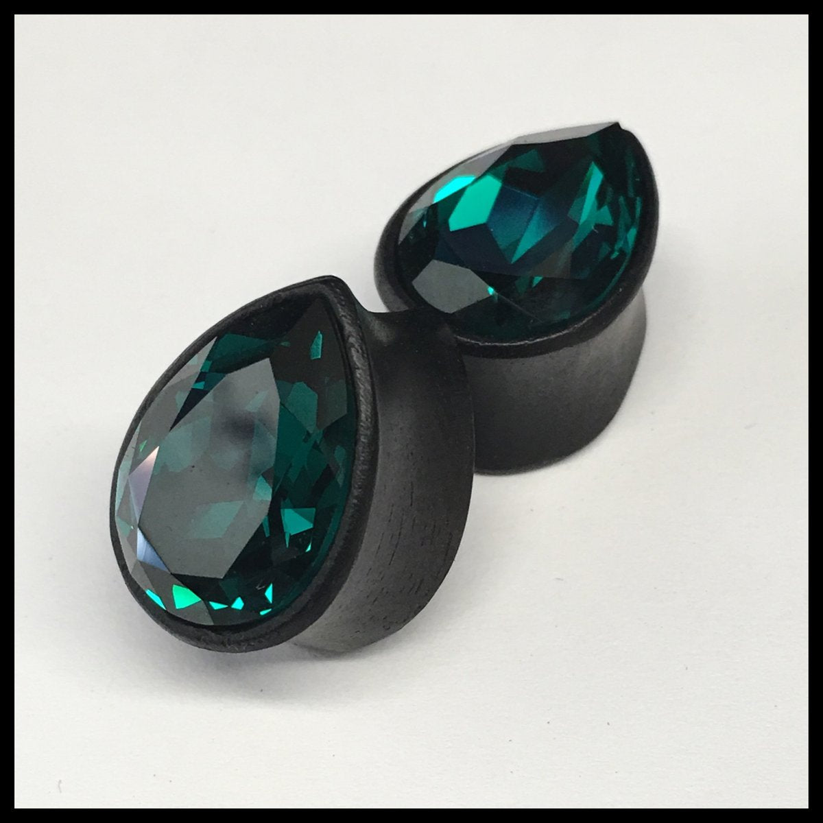 Ebony Med Swarovski Emerald Teardrop Plugs