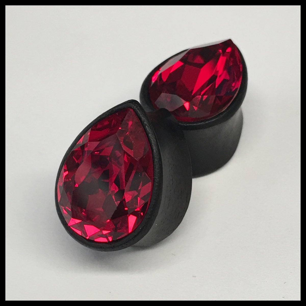 Ebony Med Swarovski Ruby Teardrop Plugs