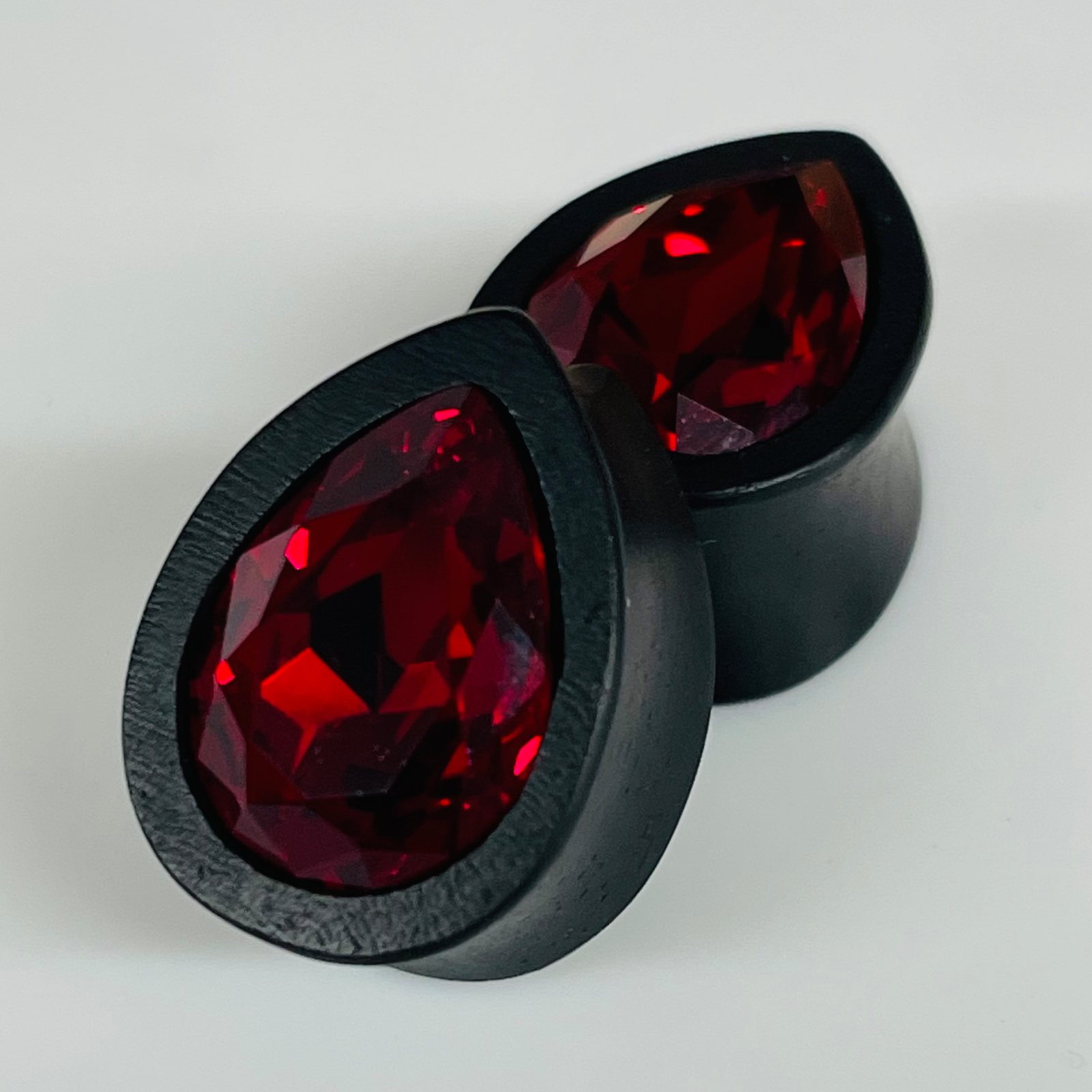 Ebony Med Swarovski Ruby Teardrop Plugs