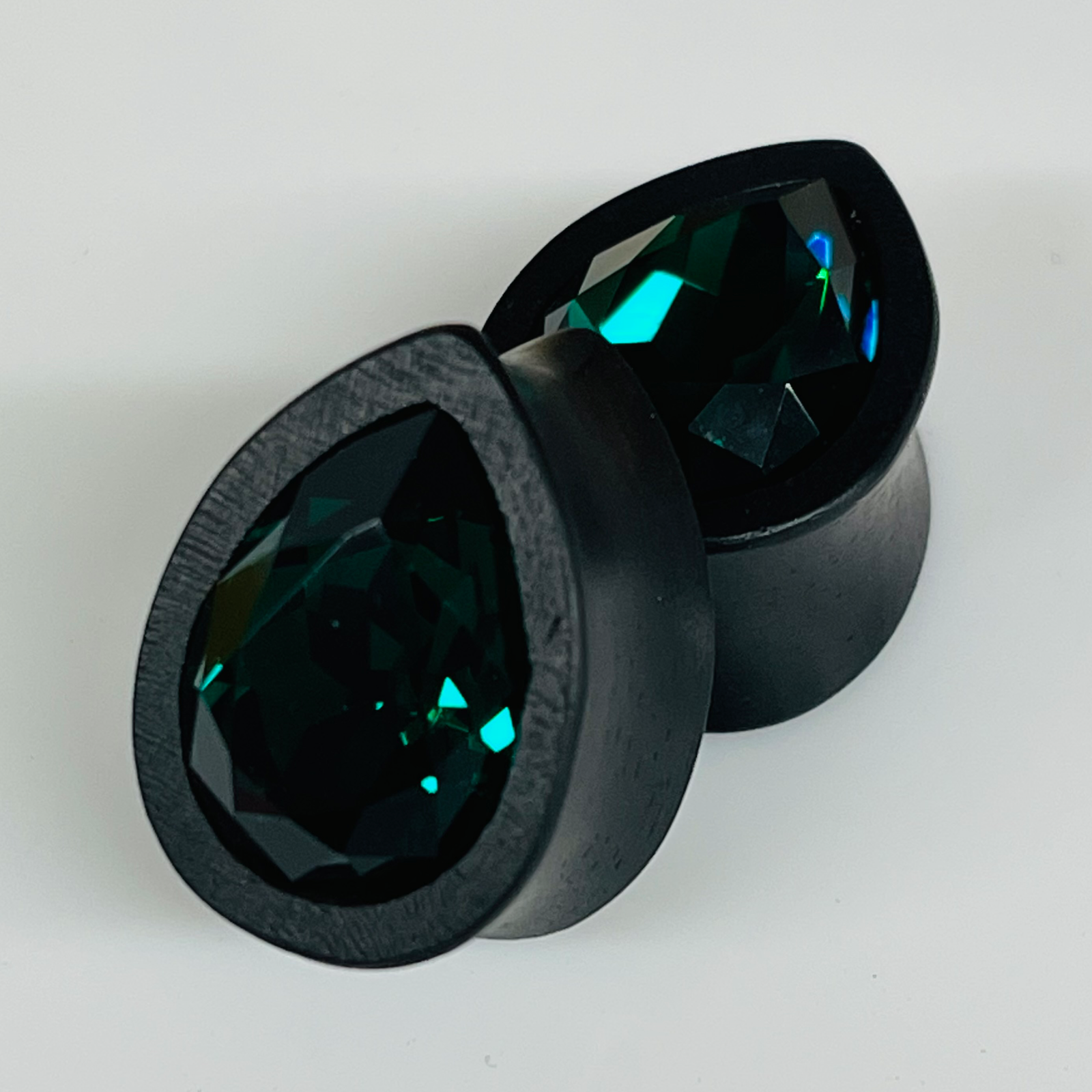 Ebony Med Swarovski Emerald Teardrop Plugs