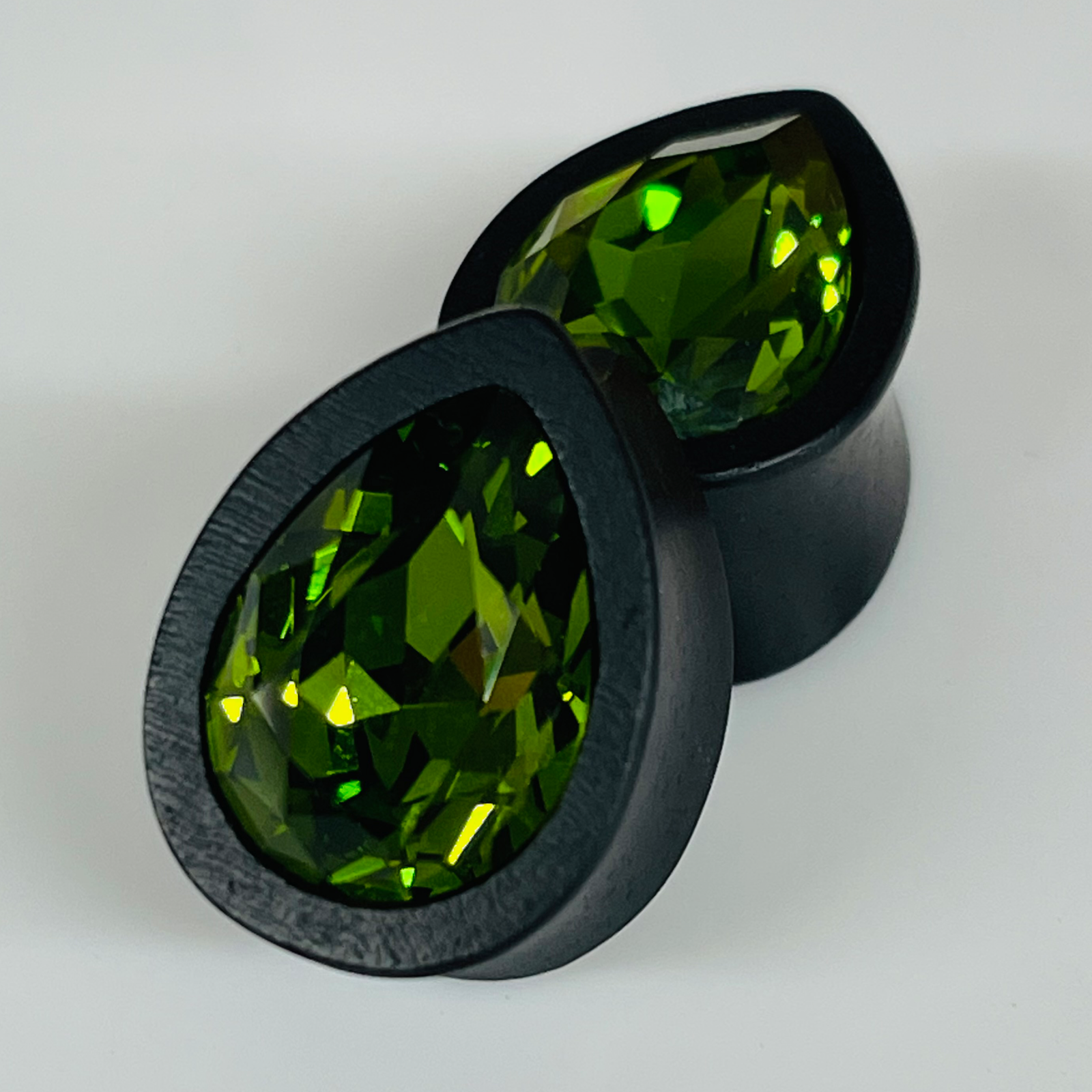 Ebony Med Swarovski Olivine Teardrop Plugs