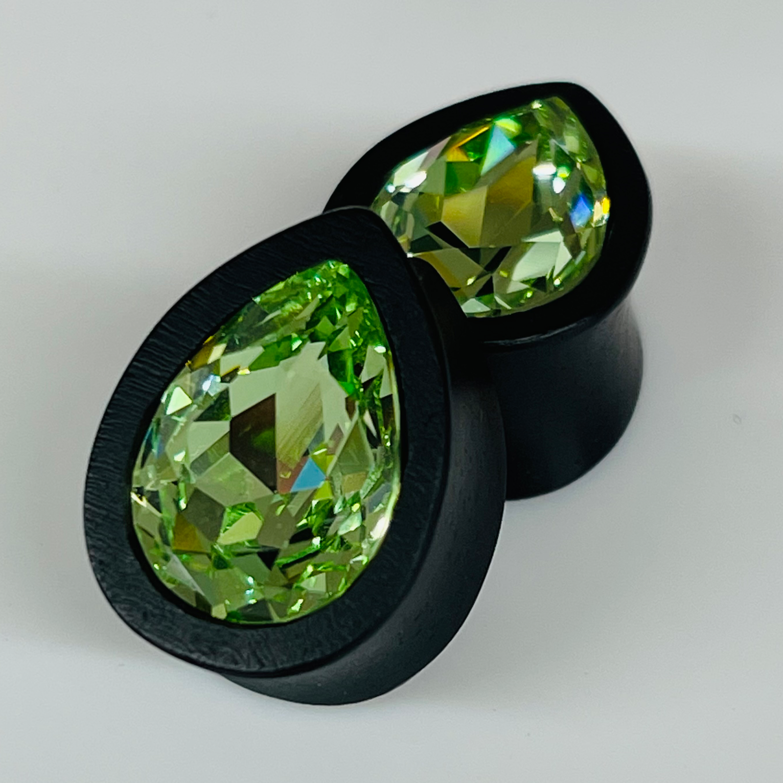 Ebony Med Swarovski Chrysolite Teardrop Plugs