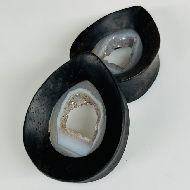 Ebony White Agate Geodes Teardrop Tunnels