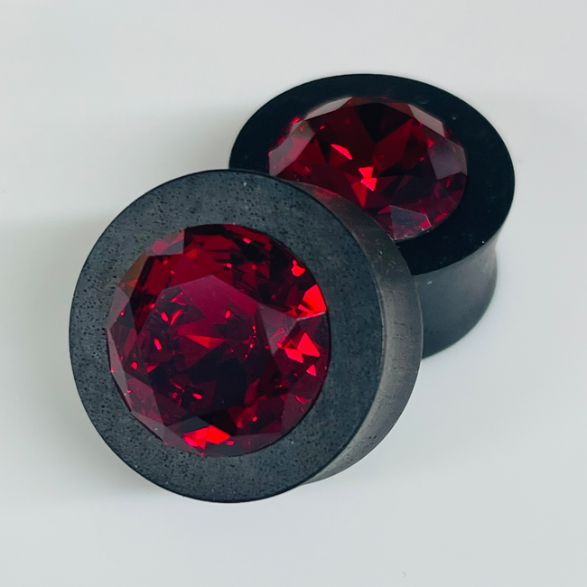 Ebony Med Swarovski Ruby Round Plugs